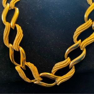 Beautiful gold twisted chain necklace.